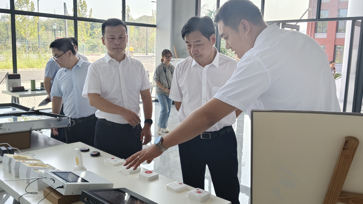 重慶市(shì)北(běi)碚區(qū)委副書(shū)記卓大(dà)林(lín)莅臨劍濤集團調研